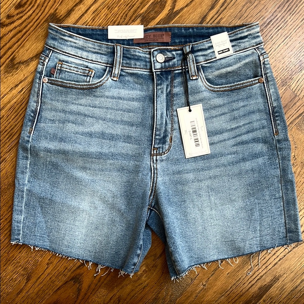 NEW Judy Blue Embroidered Pocket High Rise Raw Hem Shorts - Large